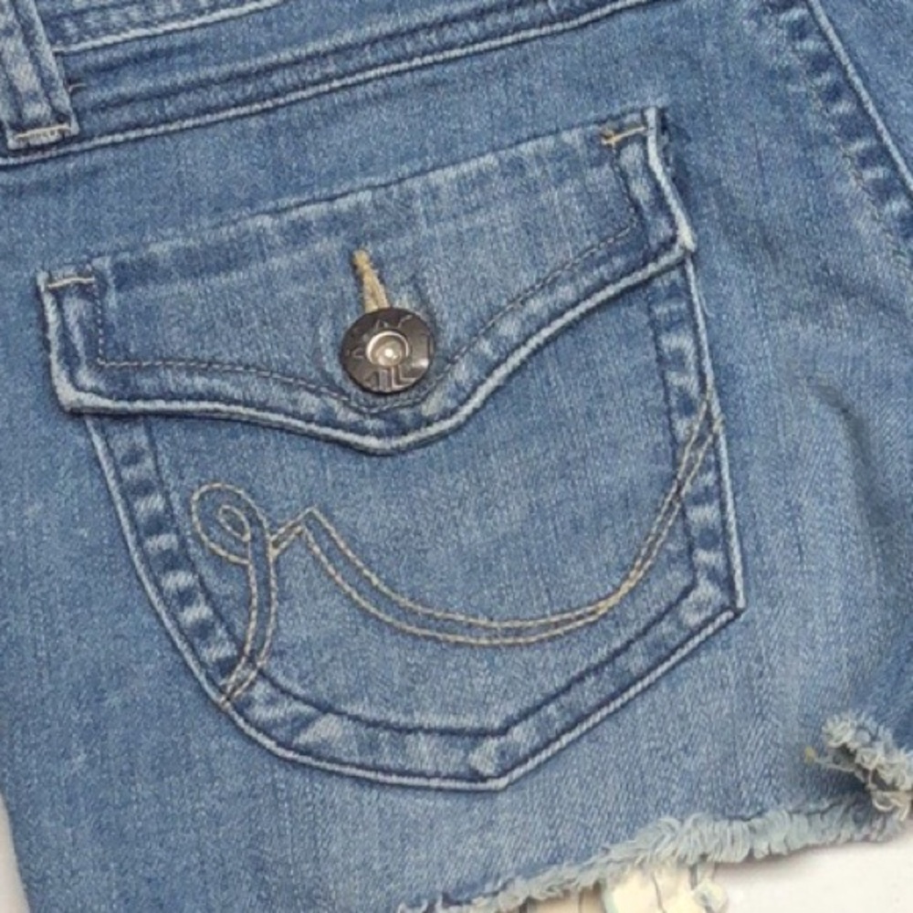 ROXY FACTORY DISTRESS JEAN SHORTS  9/30 ⭐️ - Picture 5 of 14